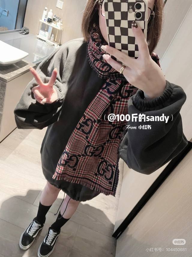 This is a classic, stylish, and timeless double-G jacquard shawl, identical to t