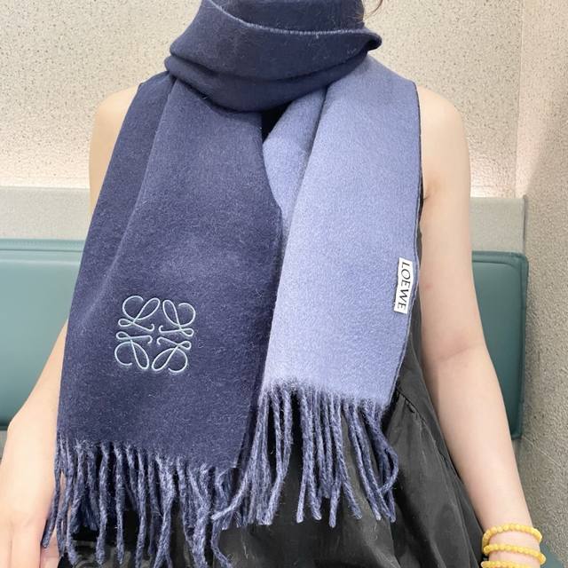 Top-quality original unisex Loewe scarf. I was lucky enough to get my hands on t