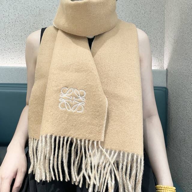 Top-quality unisex Loewe scarf. I was lucky enough to get my hands on this brand