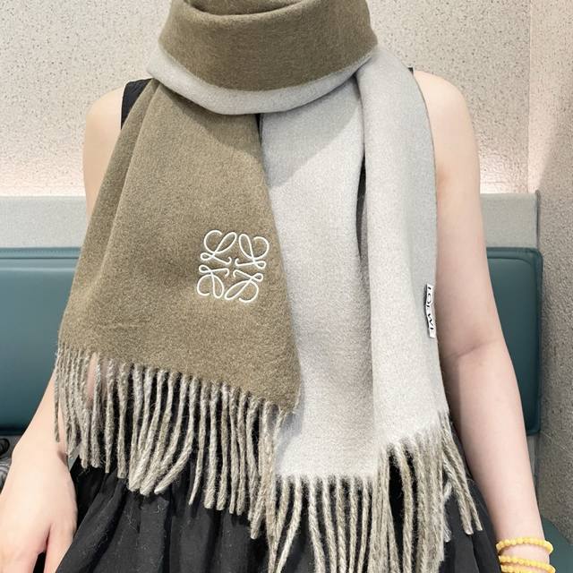 Top-quality original unisex Loewe scarf. I was lucky enough to get my hands on t