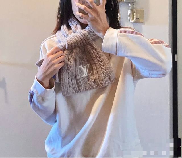 L Never Freeze Scarf 100% Wool Never Freeze scarf is crafted from soft, warm woo