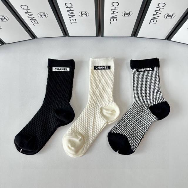 Special Packaging Chanel New Classic Mid-Length Socks with Accessories! Three pa