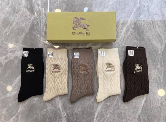 Specially packaged Burberry new cashmere embroidered mid-length slouch socks! Fi