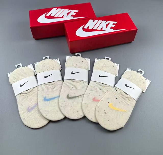 Special Offer: Nike Women's Invisible Socks, 5 pairs per box, jacquard classic l