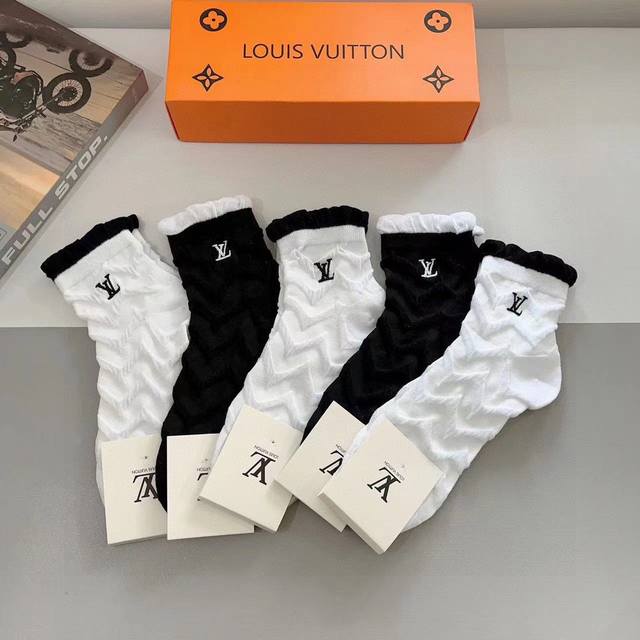 A box of 5 pairs of Louis Vuitton embroidered socks, a must-have for trendsetter