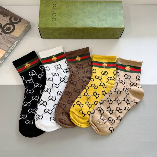 A box of 5 pairs of Gucci new style socks, including packaging! Pure cotton fabr