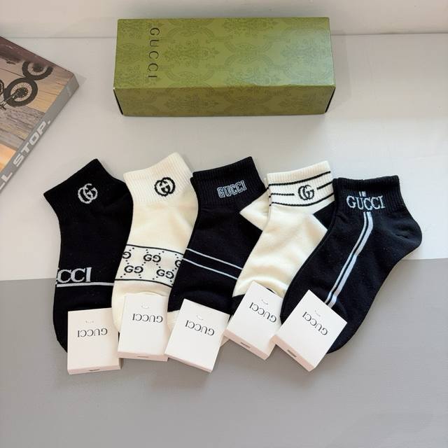 A box of 5 pairs of Gucci socks, new style, made of pure cotton with classic GG