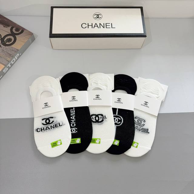A box of 5 pairs of classic Chanel socks ( packaging included). High-quality bam