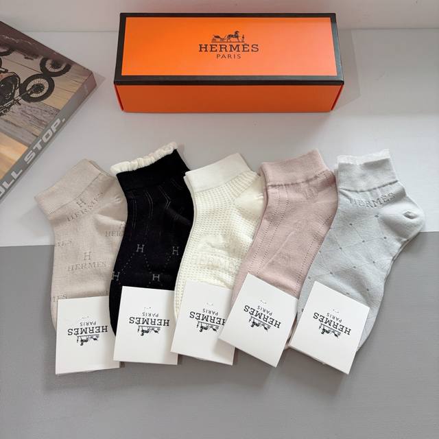 A box of 5 pairs of Hermes high-quality bamboo cotton socks, super soft short so