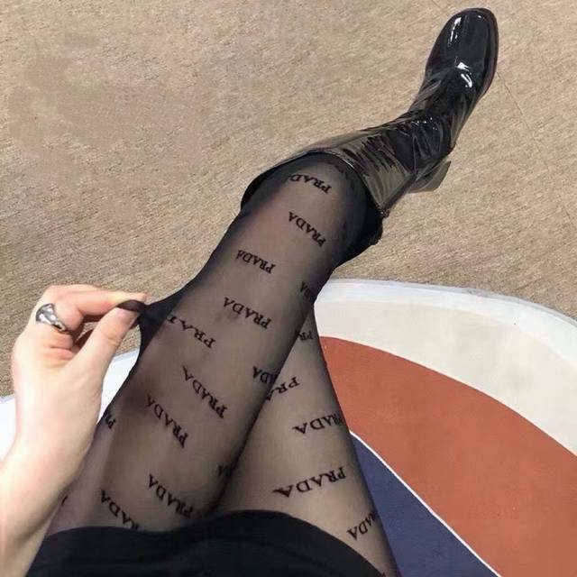 One box contains one pair of Prada classic flocked letter stockings, a high-qual
