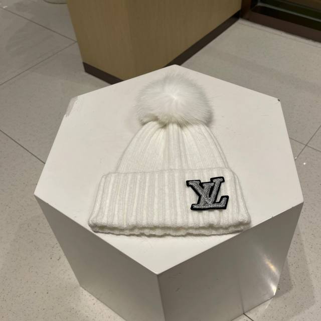 Louis Vuitton Fall/Winter Boutique Knitted Beanie, a versatile and super popular