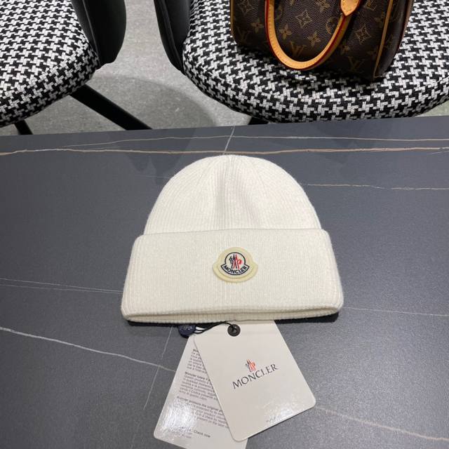 Moncler Autumn/Winter Knit Beanie Classic style~ A versatile knit beanie that ad