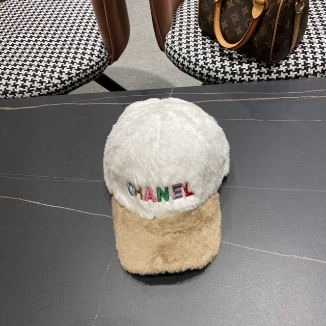 Chanel's new baseball cap~ It perfectly embodies the sweet and cool style, I lov