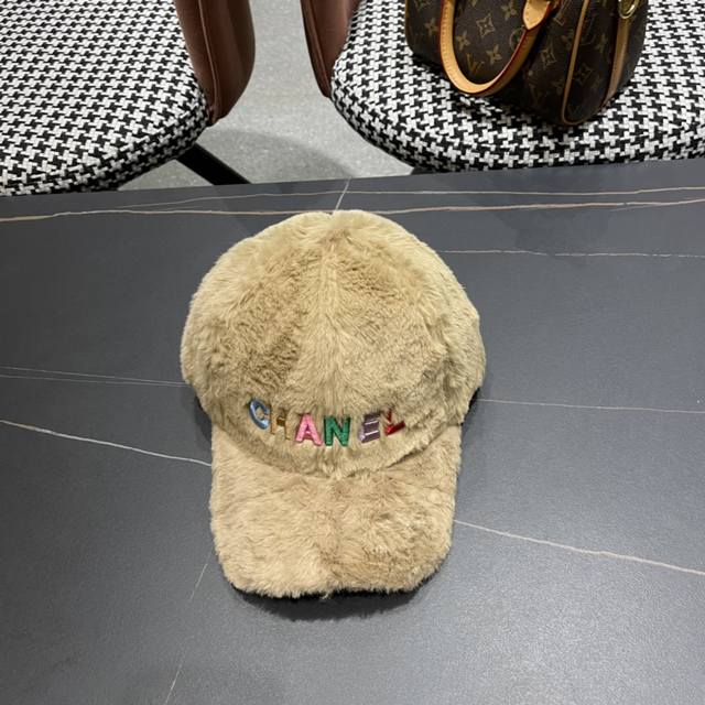 Chanel's new baseball cap~ It perfectly embodies the sweet and cool style, I lov