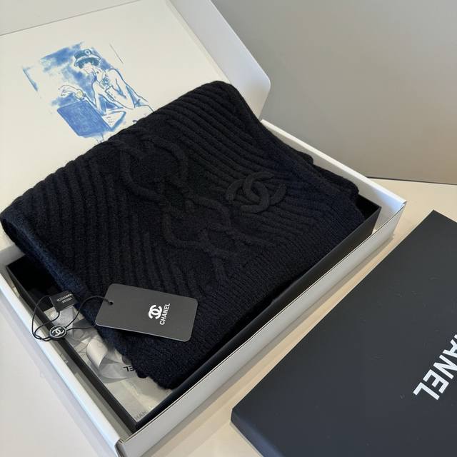 Chanel wavy crochet cashmere scarf, exquisitely hand-stitched stitch by stitch,