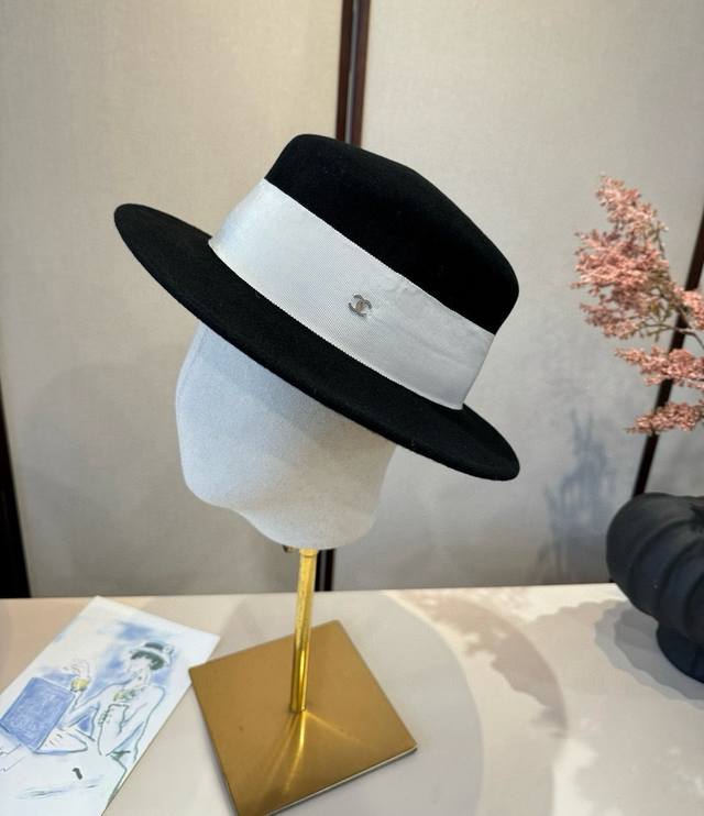 Chanel's new classic elegant flat-top hat, head circumference 57cm.