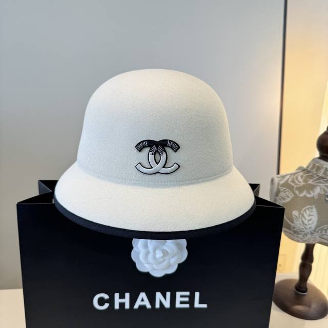 White Chanel bucket hat, 100% wool fabric, head circumference 57cm.