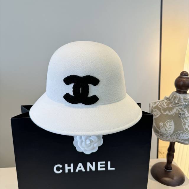 White Chanel bucket hat, 100% wool fabric, head circumference 57cm.