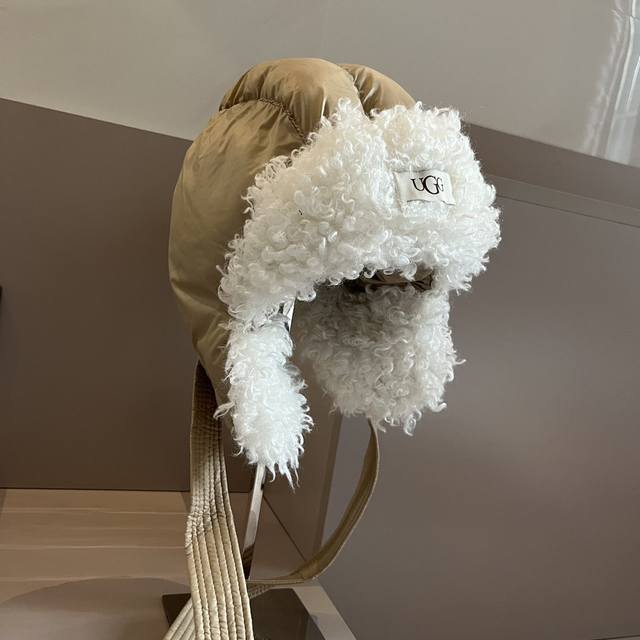 Ugg's new down-filled earmuff hat, lightweight and comfortable, a must-have item