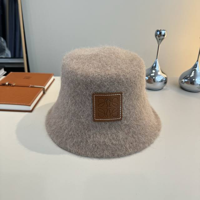 Loewe's new hand-held bucket hat, head circumference 57cm.