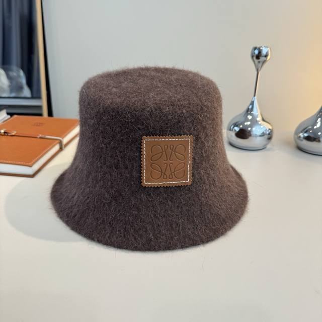 Loewe's new hand-held bucket hat, head circumference 57cm.