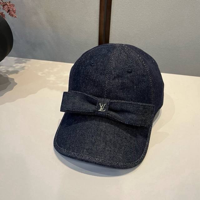 Louis Vuitton baseball cap, haute couture, head circumference 57cm.