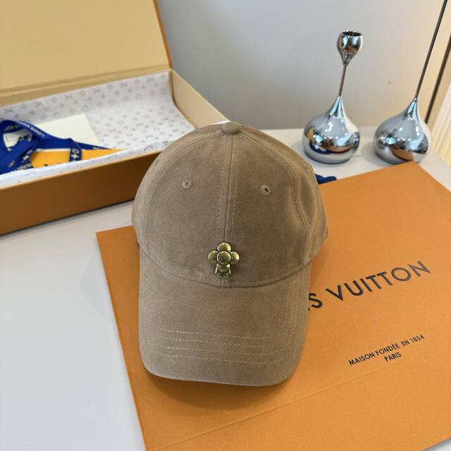 New Louis Vuitton baseball cap, high-end custom style, head circumference 57cm.