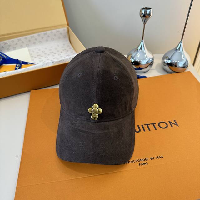 New Louis Vuitton baseball cap, high-end custom style, head circumference 57cm.
