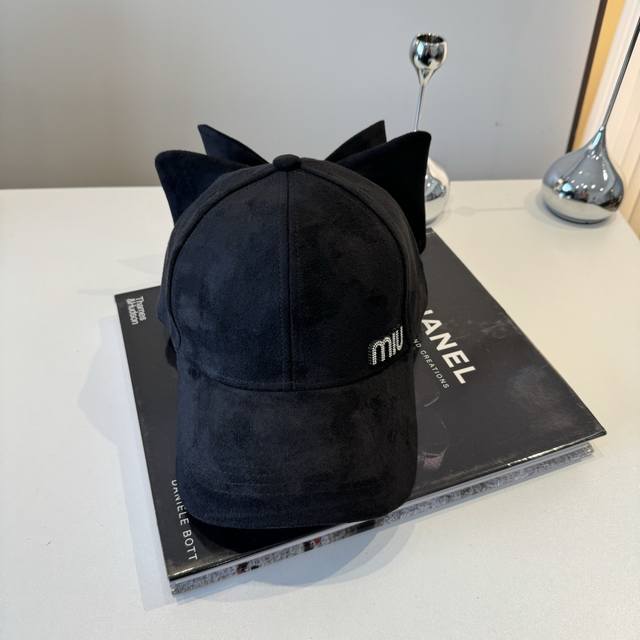 New Miu Miu baseball cap, corduroy, a must-have for autumn and winter, adjustabl