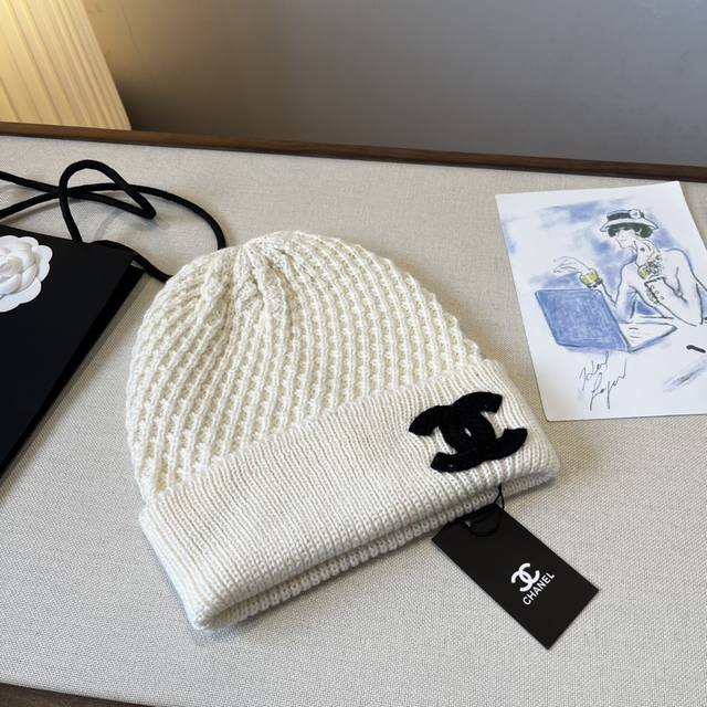 Chanel knitted beanie Ddd