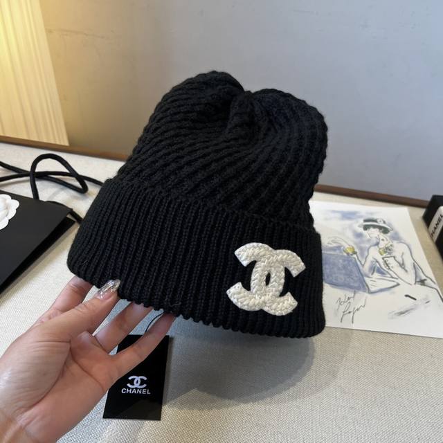 Chanel knitted beanie Ddd