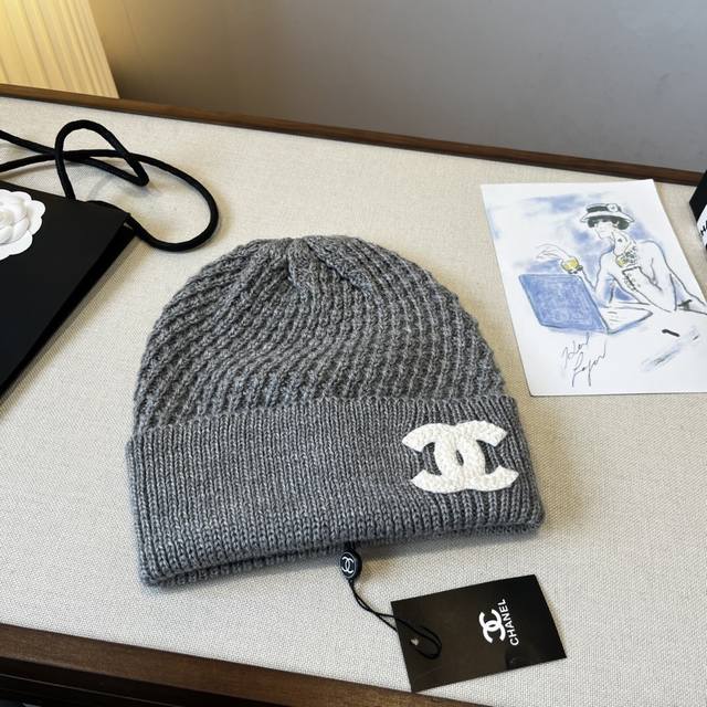 Chanel knitted beanie Ddd