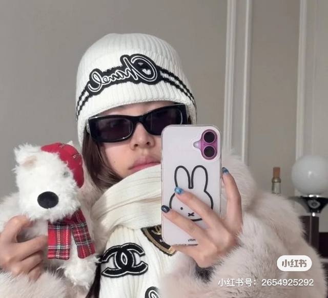 Chanel knitted beanie Ddd