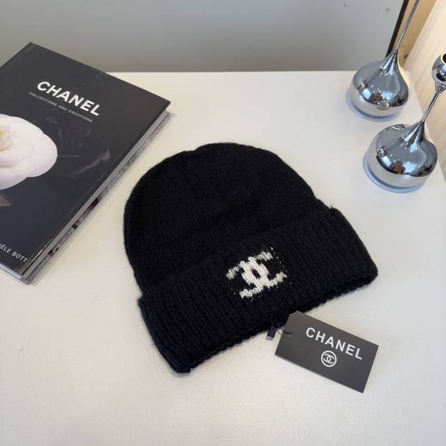 Chanel knitted beanie Ddd