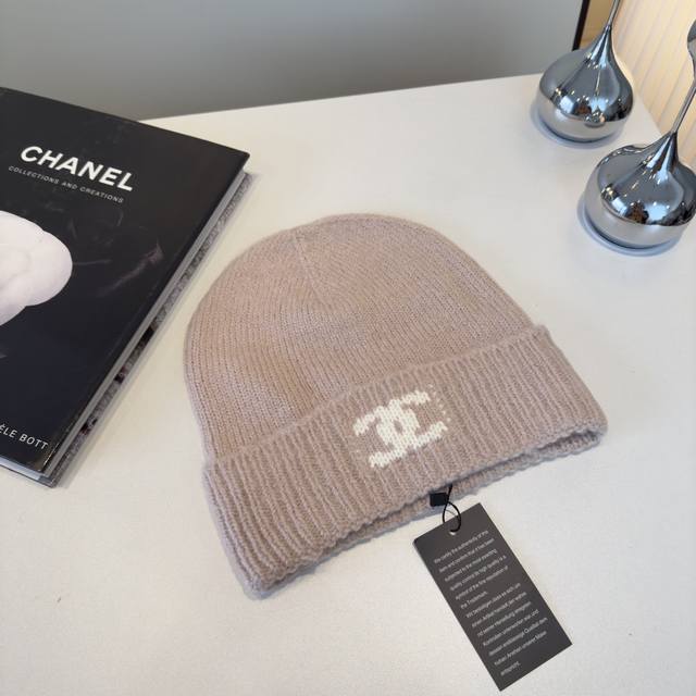 Chanel knitted beanie Ddd