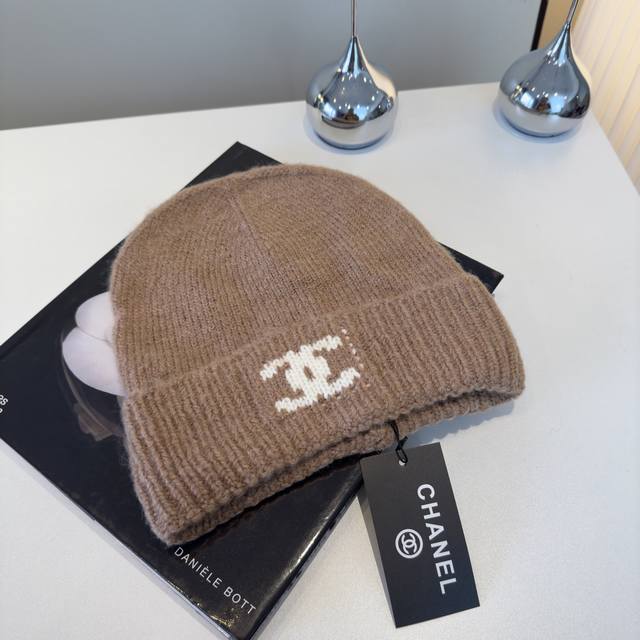 Chanel knitted beanie Ddd