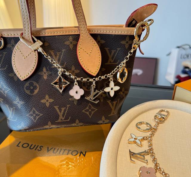 LV keychain/bag charm/chain pendant. This Fleur De Monogram bag charm chain focu