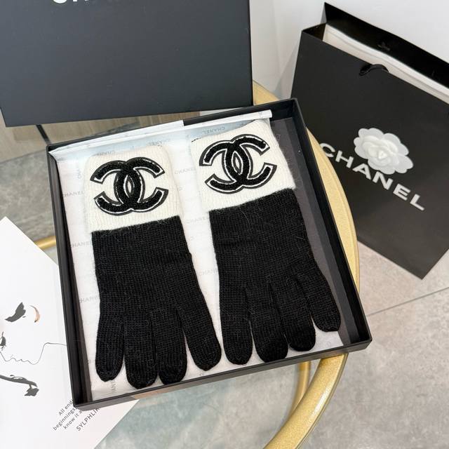 Popular Chanel Fall/Winter Wool Knit Gloves in Solid Colors (with packaging). A