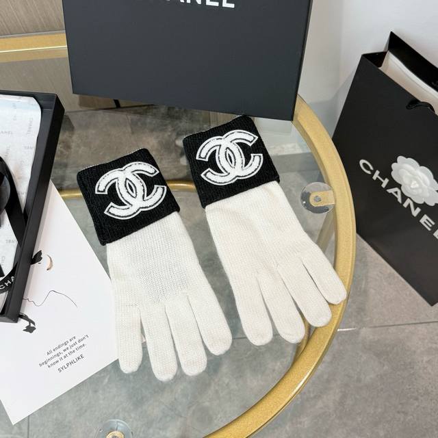 Popular Chanel Fall/Winter Wool Knit Gloves in Solid Colors (with packaging). A