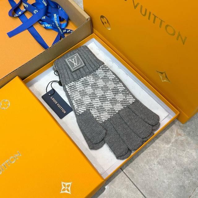 Louis Vuitton new autumn/winter wool knit gloves, checkered solid color series.