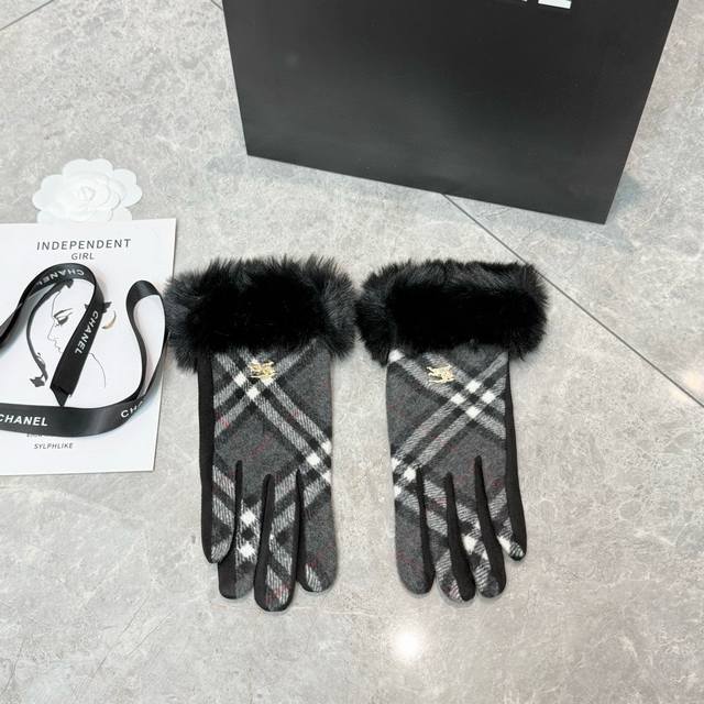 Burberry's new German fleece equestrian gloves, complete with packaging. Worth c