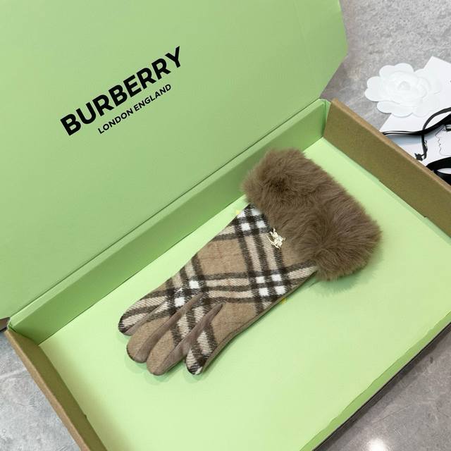 Burberry's new German fleece equestrian gloves, complete with packaging. Worth c