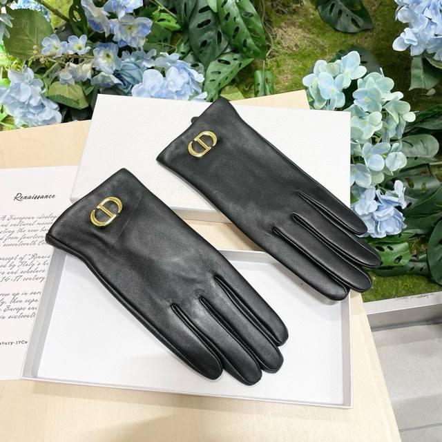 New Women's Exclusive First Release Touchscreen Gloves with Packaging. Original