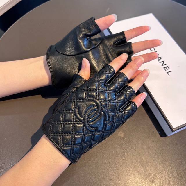 Chanel 2025 Double C Chain Autumn/Winter Short Gloves - Beautiful and worth comp