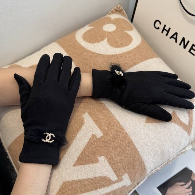 2025 New Chanel Wool Gloves, stylish gloves, warm and fleece-lined for autumn an