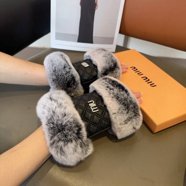 Miumiu sheepskin gloves, fashionable gloves, warm for autumn and winter with fle