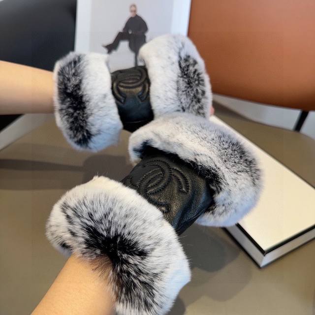 Chanel Fall/Winter Short Rabbit Fur Gloves - Worth comparing with similar styles