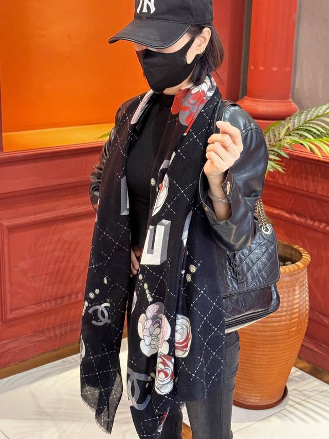 This new cashmere long scarf is absolutely gorgeous! [crying emoji] A colorful c