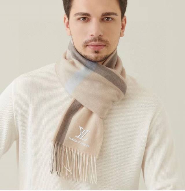 A rare high-end men's scarf, a great find for families. A very stylish men's sca