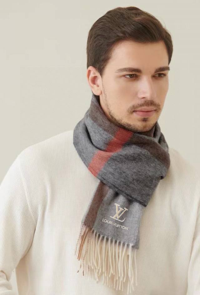 A rare high-end men's scarf, a great find for families. A very stylish men's sca
